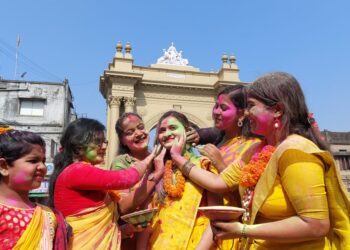 পশ্চিমবঙ্গের এই শহরে দোলপূর্ণিমার দিন পালন করা হয় না দোল। কেন জানেন?