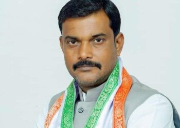 ছাত্রীকে আত্মহত্যায় প্ররোচনা দেবার অভিযোগে অভিযুক্ত কাউন্সিলর ‘গোপনে’ শপথ নিলেন এসডিও অফিসে।তাকে শপথ বাক্য পাঠ করান এসডিও।