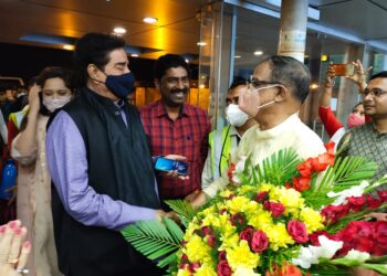 রবিবার সন্ধ্যায় অন্ডাল বিমানবন্দরে এসে পৌঁছালেন শত্রুঘ্ন সিনহা।স্বাগত জানান কল্যান,মলয় সহ দলীয় নেতৃত্বরা।