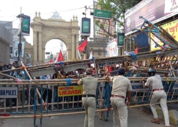 বামেদের আইন অমান্য আন্দোলনে উপড়ে ফেলা হল পুলিশের ৩টে ব্যারিকেড,উত্তেজনা।