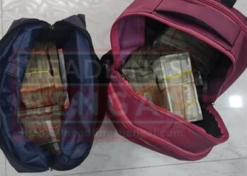 নাকা চেকিং চলাকালীন ব্যাগ খুলতেই পুলিশের চক্ষুচড়কগাছ !ব্যাগ থেকে এত বিপুল পরিমাণ অর্থরাশি মিলবে ধারণা ছিলো না পুলিশের।