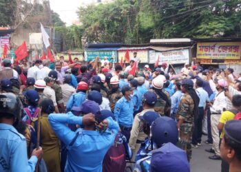 বর্ধমানে আইন অমান্যে পুলিশের ব্যারিকেড ভাঙার চেষ্টা সিপিএমের, উত্তেজনা