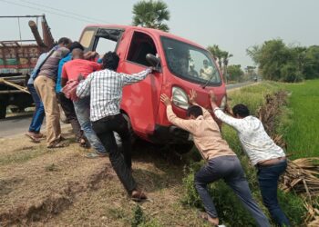 নিয়ন্ত্রণ হারিয়ে নয়ানজুলিতে উল্টে গেলো ম্যাজিক গাড়ি।জখম ১।