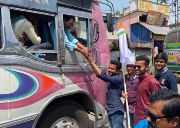 বনধ বিরোধীতায় গান্ধীগিরী তৃণমূলের।