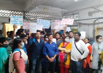 দ্রুত ফল প্রকাশের দাবীতে বর্ধমান বিশ্ববিদ্যালয়ের পরীক্ষা নিয়ামকের দপ্তরে বিক্ষোভ ছাত্রছাত্রীদের।