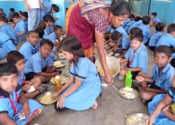 দ্রব্যমুল্য বৃদ্ধির জেরে মিড ডে মিল ও অঙ্গনওয়াড়ি কেন্দ্রেগুলিতে  ছাত্রছাত্রীদের পুষ্টিকর খাবার তুলে দিতে নাভিশ্বাস উঠে যাচ্ছে।