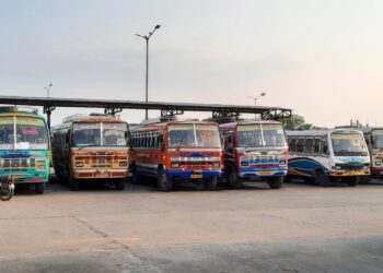 পেট্রোল,ডিজেলের দাম বৃদ্ধিতে জেলায় অচল প্রায় ৪০০ বাস, পরিষেবা ঠিক রাখতে এগিয়ে এসেছেন নিত্যযাত্রীরাই।