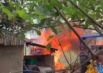 ‘গলসীকান্ডে’ কি রয়েছে ‘অসাধু’ বালি ব্যবসায়ীদের কোনো অভিসন্ধি ? নাকি নিছক জ্ঞাতিদ্বন্দ্বে গ্রামে জ্বললো আগুন ? খতিয়ে দেখছে পুলিশ।