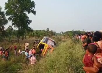 মোবাইলে কথা বলতে ব্যস্ত চালক ? নয়ানজুলিতে উল্টে গেলো যাত্রীবাহি বাস,আহত কমবেশী ২০ জন।
