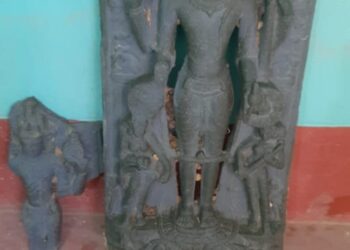 মাছ ধরার সময় অজয় থেকে মিললো বহু প্রাচীন কষ্টিপাথরের বিষ্ণু মুর্তি।