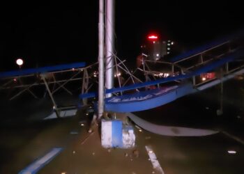 কালবৈশাখীর ঝড়ে উল্লাস মোড়ে জিটি রোডের উপর  বর্ধমান পৌরসভার স্বাগতম গেট ভেঙে পড়লো।যান চলাচল ব্যহত।