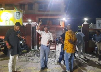 জেলা যুব মোর্চার সভাপতির নাম ঘোষণা হতেই তুমুল বিক্ষোভ বিজেপি বর্ধমান সদর সাংগঠনিক জেলা কার্যালয় রাসবিহারী বসু ভবনে।