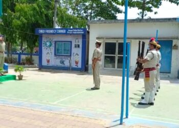 আইনশৃঙ্খলা রক্ষায় উচ্চপদস্থ পুলিশ আধিকারিকদের এবার থানা পরিদর্শনের সঙ্গে সঙ্গে সপ্তাহে অন্তত একদিন জনসংযোগ করারও নির্দেশ পুলিশসুপারের।