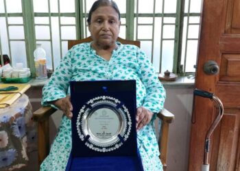 মমতা আবার ‘সাহিত্যিক’!নির্লজ্জ ‘চাটুকারিতা’ করছে বাংলা একাডেমী,প্রতিবাদে নিজের একাডেমী পুরষ্কার ফেরালেন লেখিকা রত্না রশিদ ব্যানার্জী।