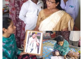 চাকরীতে যোগ দিতে মুখিয়ে রেণু, চলছে জোরকদমে বাঁ হাতে লেখার অভ্যাস।