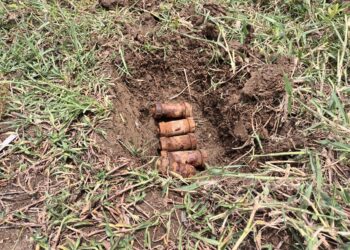 আউশগ্রামে জমিতে বিস্ফোরণ, ঘটনাস্থল থেকে উদ্ধার আরও ৬ টি সকেট বোমা।