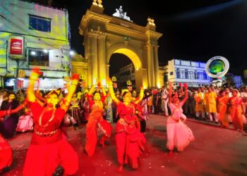 উন্মাদনার মাঝেও বিতর্ক রয়েই গেলো বর্ধমানের পুজো কার্নিভালে।