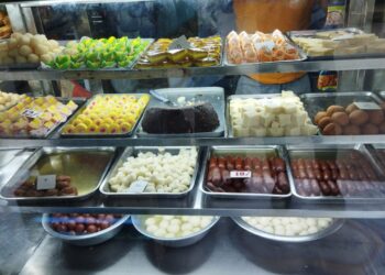 মধু বা গোলাপের রসগোল্লার স্বাদ নেবেন! তবে চলুন মন্দির শহর কালনায়